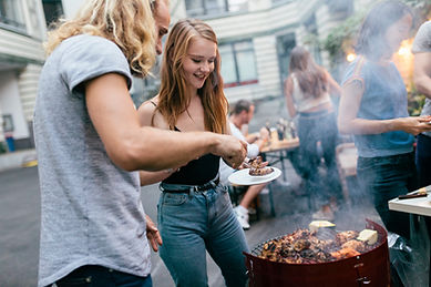 Leute grillen in der Stadt und haben Spaß