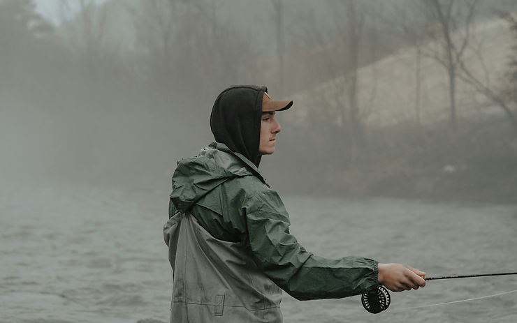 Angler im See bei kalten Temperaturen