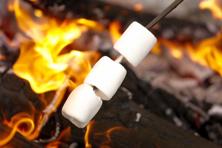 Marshmallow über einer Flamme grillen