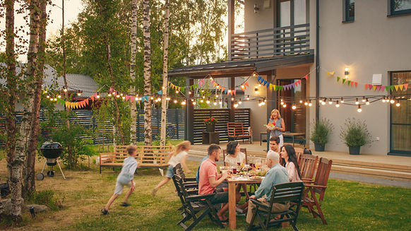 Leute grillen in der Stadt und haben Spaß