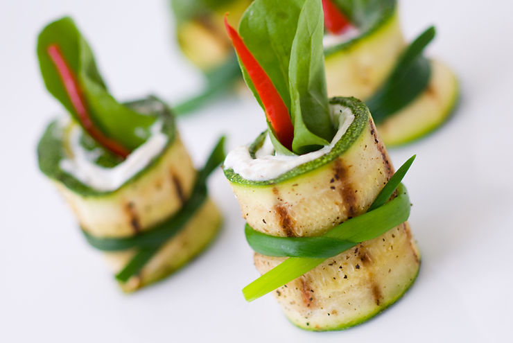 Gegrillte Zucchinischeiben auf dem PORSTI-Grill mit geschmolzenem Feta und Kräutern