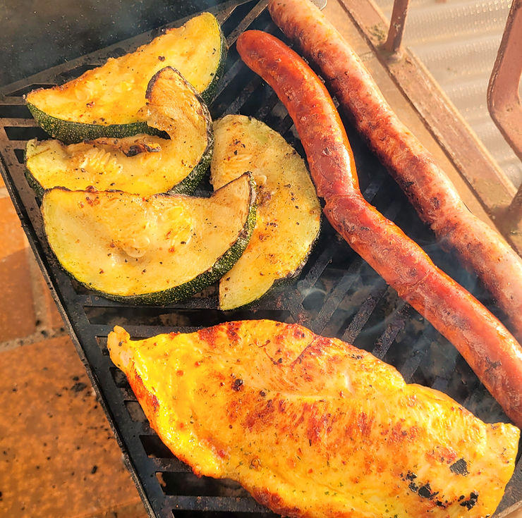 Gegrillte Zucchinischeiben auf dem PORSTI-Grill mit geschmolzenem Feta und Kräutern
